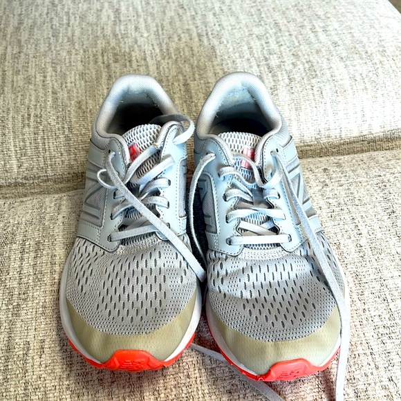 New balance. Size 9.. woman.. - Picture 3 of 7